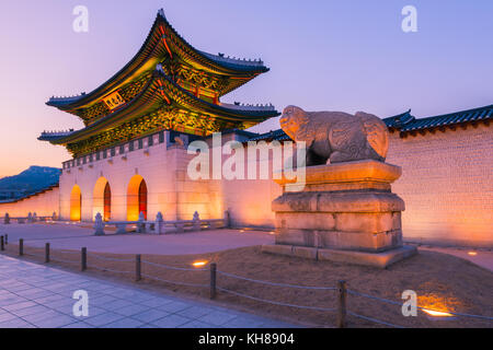 Sonnenuntergang im Gyeongbokgung Palace in Seoul City, Südkorea Stockfoto