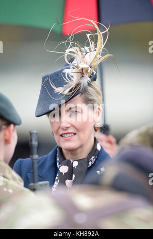 Die Gräfin von Wessex während einer Heimkehrparade in den Bulford Barracks, wo das 5. Bataillon, die Gewehre, nach einem neunmonatigen operativen Einsatz auf Op CABRIT in Estland zur Unterstützung der NATO Enhanced Forward Präsenz als führende Kampfgruppe neben estnischen, französischen und dänischen Streitkräften die Rückkehr nach Hause feiern. Stockfoto