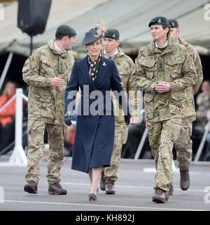 Die Gräfin von Wessex mit dem Kommandanten Oberstleutnant Andrew Ridland (rechts) während einer Heimparade in den Bulford Barracks, wo das 5. Bataillon, die Gewehre, Feiern die Rückkehr nach Hause nach einem neunmonatigen operativen Einsatz auf Op CABRIT in Estland zur Unterstützung der NATO-verstärkten Vorwärtspräsenz als führende Schlachtgruppe neben estnischen, französischen und dänischen Streitkräften. Stockfoto