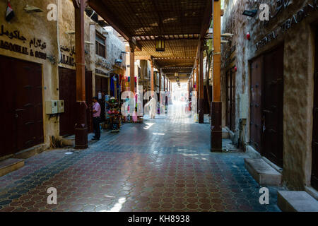 Dubai, VAE, 7. Oktober 2015: dubai Spice Souk in der Altstadt. Viele Geschäfte sind während der Mittagszeit geschlossen. Stockfoto