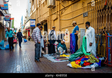 Deira, Dubai, VAE, 15. Januar 2016: Händler für den Verkauf von Kleidung auf der Straße im Stadtteil Deira in Dubai Stockfoto