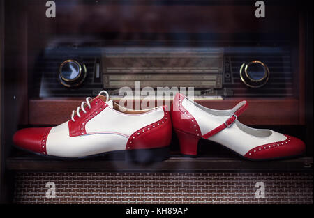 Nahaufnahme des weiblichen und männlichen Schuhe, vintage Stil in Rot und Weiß. Stockfoto