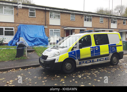 Polizei vor einem Grundstück in Corngreaves Walk, Cradley Heath, West Midlands, wo der Leichnam eines Mannes mit tödlichen Stichverletzungen gefunden wurde. Stockfoto