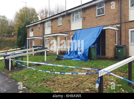 Polizei vor einem Grundstück in Corngreaves Walk, Cradley Heath, West Midlands, wo der Leichnam eines Mannes mit tödlichen Stichverletzungen gefunden wurde. Stockfoto