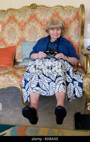 Fotograf Jane Bown (13. März 1925 - 21. Dezember 2014), Porträt sitzen auf einem Sofa holding Kamera Stockfoto