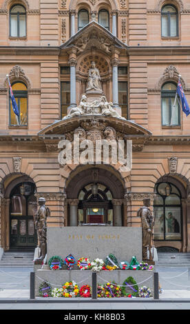 Sydney, Australien - 25. März 2017: Cenotaph war Memorial am Martin Place. Hinter der braunen Fassade und der monumentalen Statue der Königin Victoria über dem Eingang Stockfoto