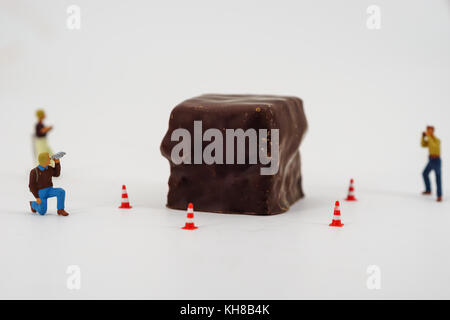 Miniatur Leute, die Bilder von Dessert essen Konzept Stockfoto