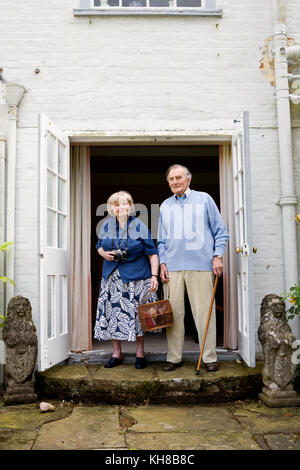 Fotograf Jane Bown (13. März 1925 - 21. Dezember 2014) und Karikaturist/illustrator Haro Hodson, Portrait in der Tür Stockfoto