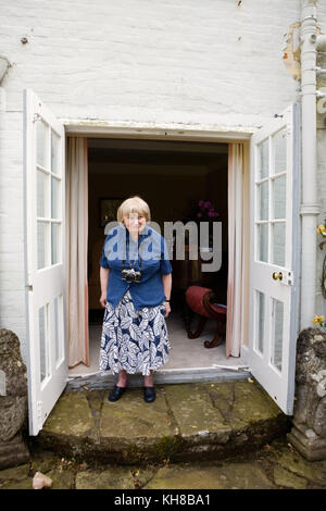 Fotograf Jane Bown (13. März 1925 - 21. Dezember 2014), in voller Länge Porträt mit Kamera Stockfoto