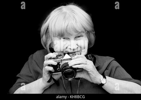 Fotograf Jane Bown (13. März 1925 - 21. Dezember 2014), B&W Holding portrait Kamera Stockfoto