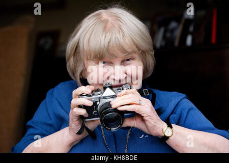 Fotograf Jane Bown (13. März 1925 - 21. Dezember 2014), Porträt holding Kamera Stockfoto