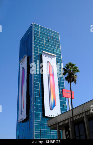 Apple iphone X Werbung auf der Seite von einem hohen Gebäude Sonnenuntergang Weinstock Turm am Sunset Boulevard 2017 in Hollywood, Kalifornien, USA KATHY DEWITT Stockfoto