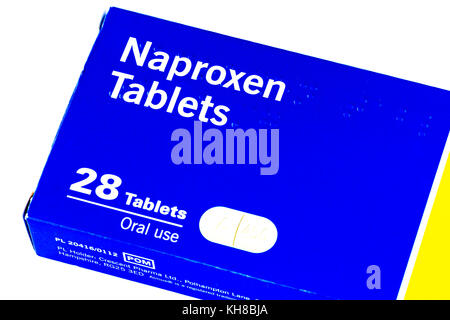 Foto von Nahaufnahme einer Kiste mit Naproxen-Tabletten, einem entzündungshemmenden Medikament zur Linderung von Schmerzen und Entzündungen Stockfoto