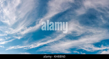 Wunderschöne Herbst blauer Himmel mit Wolken. schöne Natur Hintergrund bei schönem Wetter Stockfoto