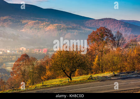 Wunderschöne nebeliger Morgen im Herbst Landschaft. schöne Landschaft im Berggebiet Stockfoto