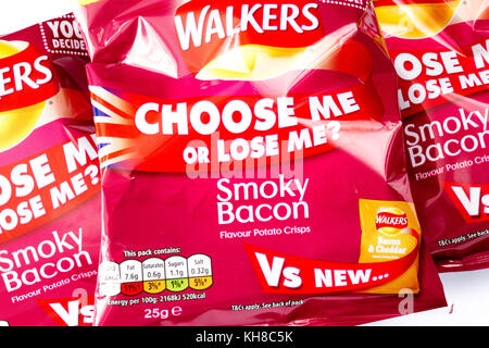 Pakete von Walkers smoky Bacon flavour Crisps mit der "wählen Sie mich oder mich verlieren?" Slogan, November 2017, Vereinigtes Königreich Stockfoto