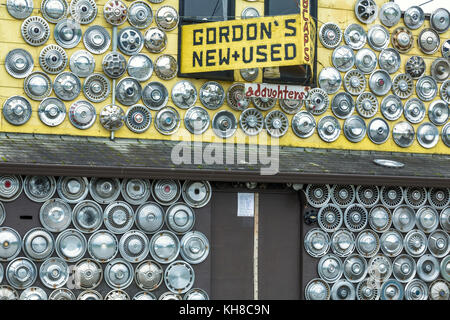 Gebrauchtwagen Radscheiben an der Wall Display, grindrod, British Columbia, Kanada. Stockfoto