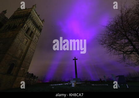 Die Generalprobe des Lumiere Durham Light Festivals in der Kathedrale von Durham. Stockfoto