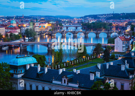 Am Abend Blick auf Prag Brücken über die Moldau Stockfoto