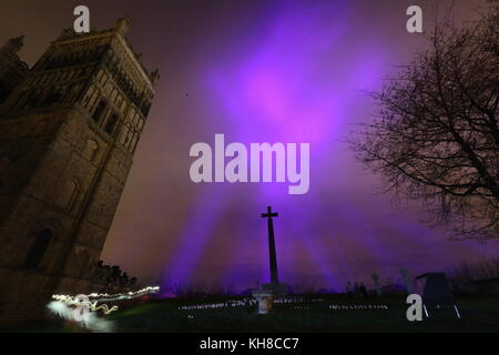 Die Generalprobe der lumiere Durham light Festival in Durham Cathedral. Stockfoto