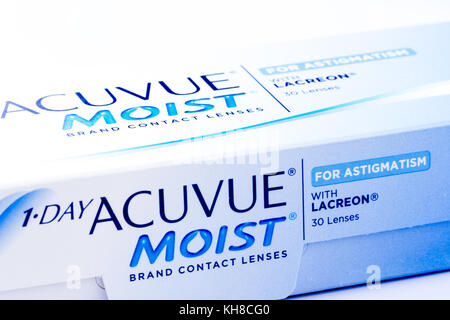 Nahaufnahme einer Schachtel mit 1-Day Acuvue moist täglich Einweg Kontaktlinsen für Astigmatismus, Vereinigtes Königreich Stockfoto