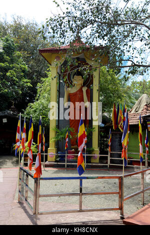 Galle Sri Lanka Rumassala Straße Sri Vivekaramaya Tempel Statue des Buddha stehend Stockfoto