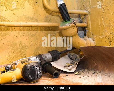 Klempner Jobs und Bohrmaschine, Indoor closeup Schuß Stockfoto