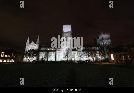 Die Generalprobe des Lumiere Durham Light Festivals in der Kathedrale von Durham. Stockfoto