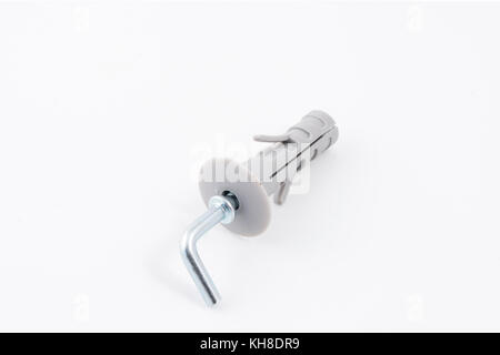 Ein Clip aus Metall mit einem Kunststoffstopfen auf weißem Hintergrund Stockfoto