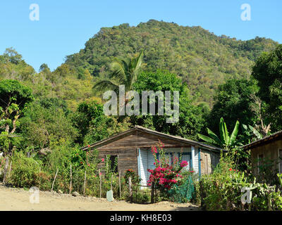 Holzhaus in einem der Dörfer durch die Spur für die höchsten Gipfel auf Kuba Pico Turquino, in einer Bergkette Sierra Maestra auf Kuba Stockfoto