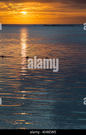 Sonnenuntergang über dem Indischen Ozean in der Nähe von le Morne an der Westküste von Mauritius, Afrika. Stockfoto