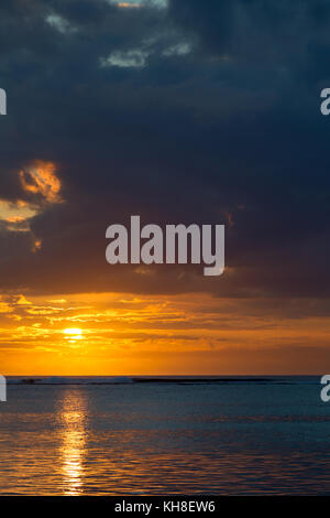 Sonnenuntergang über dem Indischen Ozean in der Nähe von le Morne an der Westküste von Mauritius, Afrika. Stockfoto