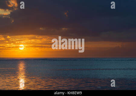 Sonnenuntergang über dem Indischen Ozean in der Nähe von le Morne an der Westküste von Mauritius, Afrika. Stockfoto