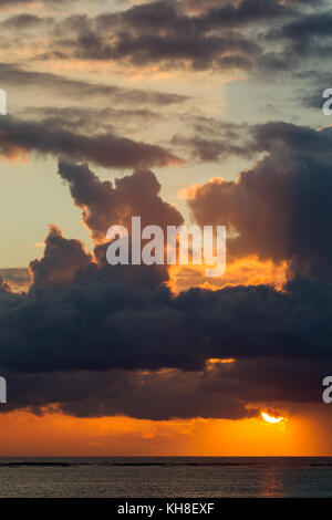 Sonnenuntergang über dem Indischen Ozean in der Nähe von le Morne an der Westküste von Mauritius, Afrika. Stockfoto