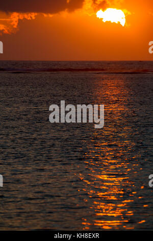 Sonnenuntergang über dem Indischen Ozean in der Nähe von le Morne an der Westküste von Mauritius, Afrika. Stockfoto