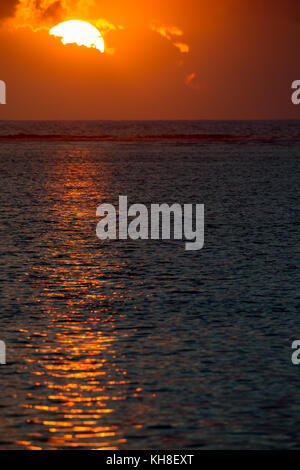 Sonnenuntergang über dem Indischen Ozean in der Nähe von le Morne an der Westküste von Mauritius, Afrika. Stockfoto