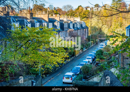 Blick auf traditionelle Kolonie Häuser in Stockbridge Stadtteil von Edinburgh, Schottland, Vereinigtes Königreich. Stockfoto