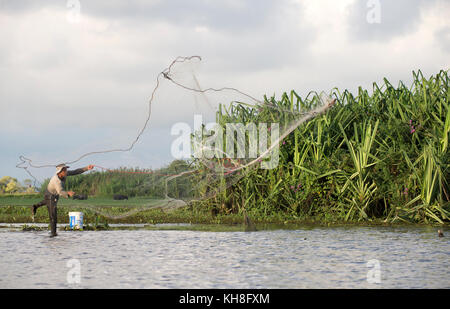 Thailand Patthalung Geschichte Noi Fischer Mit Cast Net Am Fruhen Morgen Stockfotografie Alamy