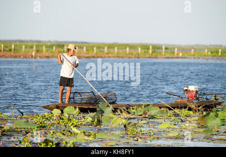 Fischer im Süden Thailands mit Fisch - fallen // pêcheur dans le sud de la thaïlande avec nasses *** local Caption *** menschliche Aktivität, Angeln, Boot Stockfoto