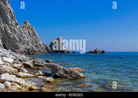 Einen einsamen Strand an der italienischen Küste mit blau transparent Wasser auf der schönen Felsenküste Läppen Stockfoto