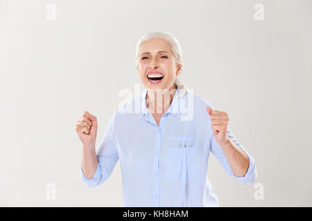 Überglücklich, alte Frau, feiert die gewinnen, auf weißem Hintergrund Stockfoto