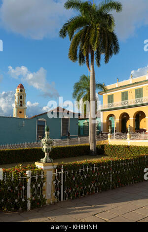 Plaza Mayor mit dem Museo Romantico und der Klosterkirche San Francisco im Hintergrund, Trinidad, Sancti Spiritus, Kuba Engl.: Kuba, Sancti Sp Stockfoto