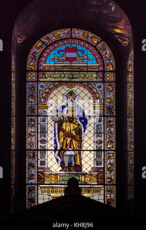 Vertikale Kirchenfenster in der St.-Stephans-Kirche, Budapest, Ungarn Stockfoto