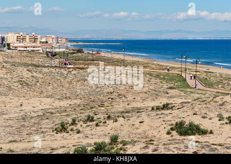 La Mata, Spanien - 8. November 2017: Menschen zu Fuß entlang der Holzsteg in La Mata. La Mata ist eine kleine Stadt befindet sich 5 km nordöstlich von Torrevieja Stockfoto