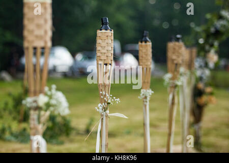 Hochzeit Dekoration Fackeln im Sommer Stockfoto