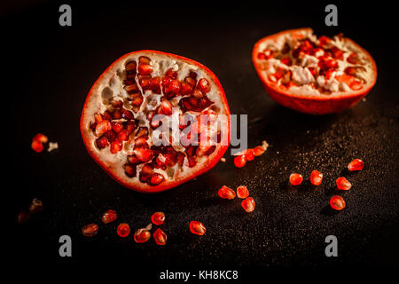 Granatapfel close up frischen schwarzen Hintergrund Stockfoto