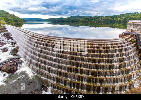 Crotor Dam mit Wolken Stockfoto