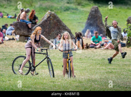 Jugendliche Fahrrädern in der Nähe des Steinkreises bei Glastonbury 2017 Stockfoto