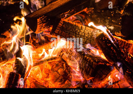 Brennendes Feuer Holz Kohle hot Stockfoto