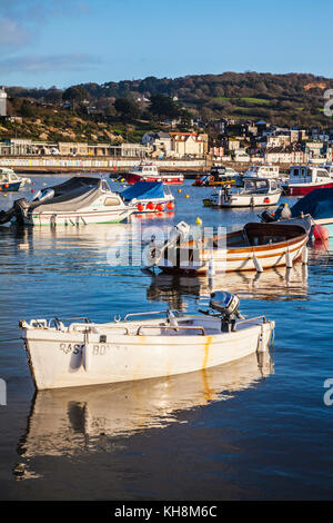 Am frühen Morgen auf den Hafen von Lyme Regis in Dorset, Großbritannien. Stockfoto